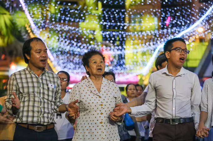 Sát ngày Giáng sinh, ngoài những buổi thánh lễ, nhiều giáo dân còn đến nhà thờ vào buổi tối để tham quan, cầu nguyện, cùng nhau hát thánh ca.