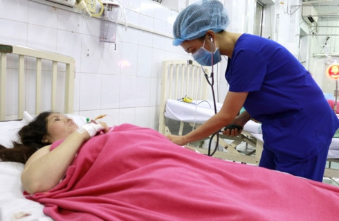 Sản phụ đang được chăm sóc tại bệnh viện.  Sản phụ đang được chăm sóc tại bệnh viện.