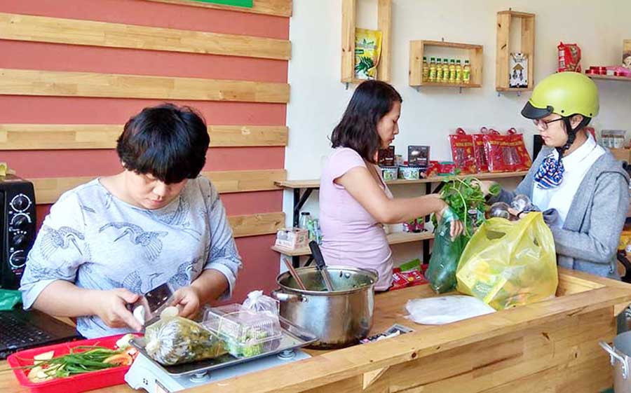 Khách mua sắm tại cửa hàng thực phẩm Thanh Nhi. Ảnh: D.Q