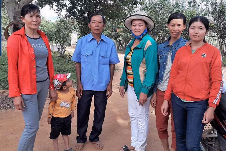  Ông Kpuih Glin tuyên truyền chị em thực hiện hương ước của làng. Ảnh. H.T