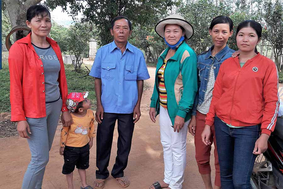 Ông Kpuih Glin tuyên truyền chị em thực hiện hương ước của làng. Ảnh. H.T  Ông Kpuih Glin tuyên truyền chị em thực hiện hương ước của làng. Ảnh. H.T