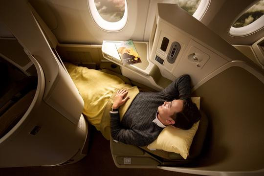 Khoang hạng Thương gia Airbus A350-900 được trang bị ghế ngồi ngả phẳng 180 độ thành giường nằm Khoang hạng Thương gia Airbus A350-900 được trang bị ghế ngồi ngả phẳng 180 độ thành giường nằm