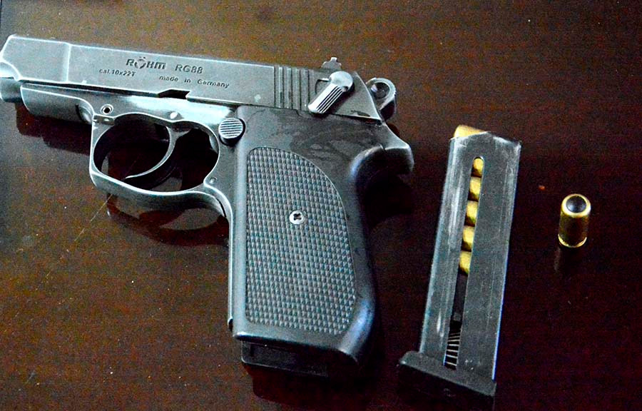 Khẩu súng ngắn cùng 7 viên đạn (ảnh nhỏ) bị cơ quan Công an thu giữ. Ảnh: K.T