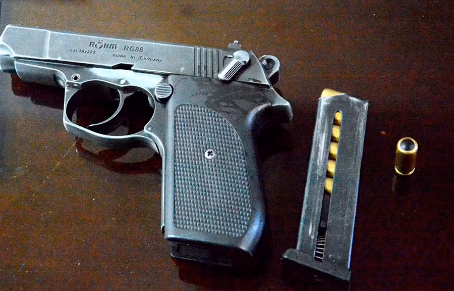 Khẩu súng ngắn cùng 7 viên đạn (ảnh nhỏ) bị cơ quan Công an thu giữ. Ảnh: K.T