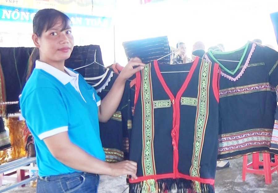 Thổ cẩm của phụ nữ làng Sơr được giới thiệu tại “Phiên chợ nông sản an toàn” huyện Chư Prông. Ảnh: H.T