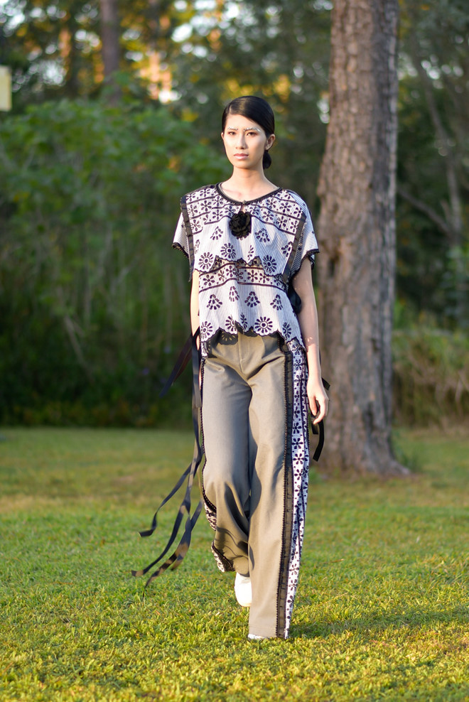  Bộ sưu tập tiếp theo đơn giản hơn với những kiểu váy suông, cúp ngực mang cảm hứng những năm 1940, 1950. Người mẫu xuất hiện trong set đồ họa tiết hoa đi kèm quần ống suông. Chi tiết thắt nơ vẫn ẩn hiện trên trang phục, nhưng được tiết chế hơn so với BST áo dài.