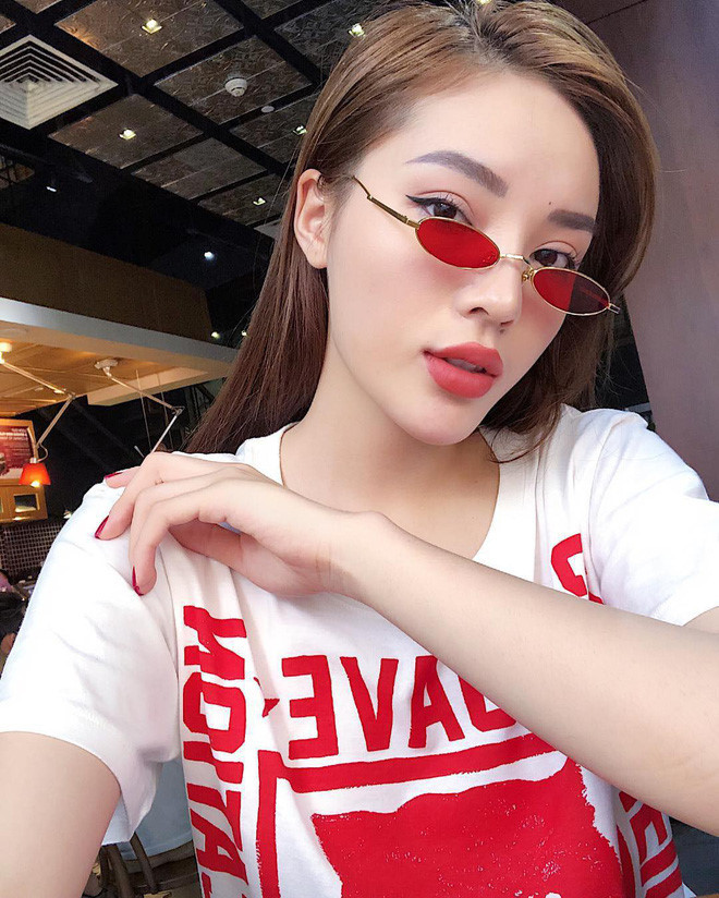 Kính mắt mèo thịnh hành những năm 1950-1960 quay trở lại trên sàn diễn của các nhà mốt nổi tiếng như Prada hay Louis Vuitton trong năm 2018. Phụ kiện được biến tấu với kích thước nhỏ hơn, phần khung góc cạnh cùng đường nét phá cách, sắc nhọn tạo sự khác biệt và táo bạo cho phái nữ. Thiết kế được nhiều sao Việt ưa chuộng, trong đó có Kỳ Duyên, Châu Bùi hay stylist Kelbin Lei. Kính mắt mèo thịnh hành những năm 1950-1960 quay trở lại trên sàn diễn của các nhà mốt nổi tiếng như Prada hay Louis Vuitton trong năm 2018. Phụ kiện được biến tấu với kích thước nhỏ hơn, phần khung góc cạnh cùng đường nét phá cách, sắc nhọn tạo sự khác biệt và táo bạo cho phái nữ. Thiết kế được nhiều sao Việt ưa chuộng, trong đó có Kỳ Duyên, Châu Bùi hay stylist Kelbin Lei.