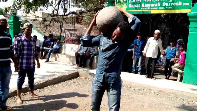 Một người bình thường thử sức nâng hòn đá lên vai Một người bình thường thử sức nâng hòn đá lên vai