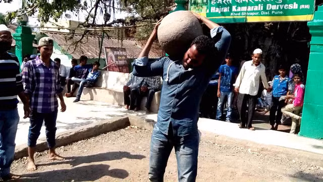 Một người bình thường thử sức nâng hòn đá lên vai Một người bình thường thử sức nâng hòn đá lên vai