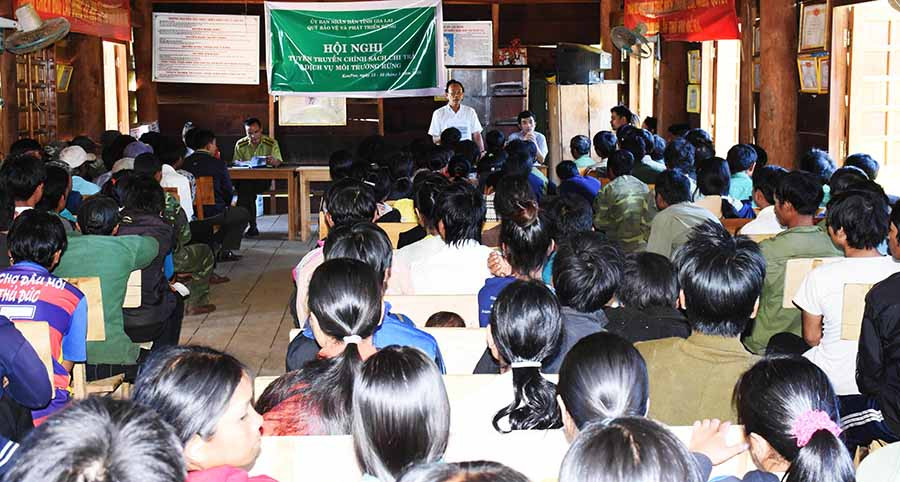  Tuyên truyền về Luật Bảo vệ và Phát triển rừng tại xã Kon Pne, huyện Kbang. Ảnh: M.N