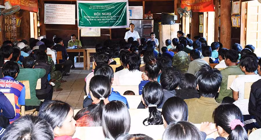  Tuyên truyền về Luật Bảo vệ và Phát triển rừng tại xã Kon Pne, huyện Kbang. Ảnh: M.N