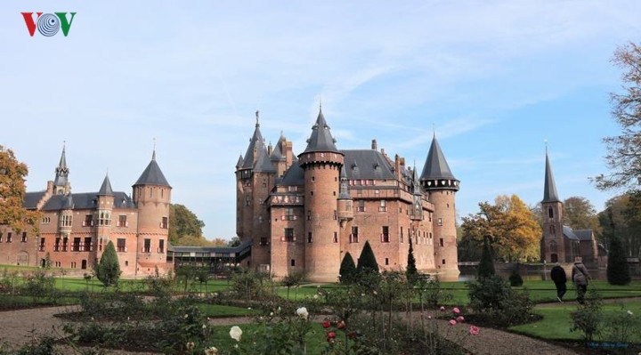  Mang trong mình những nét đẹp cổ điển với nhiều tòa lâu đài nguy nga đậm phong cách châu Âu, xứ sở cối xay gió đầy kiêu hãnh trở nên quyến rũ hơn khi đất trời vào thu.