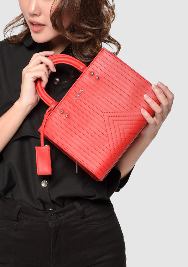  Túi cỡ trung dáng vuông quai tròn: Sản phẩm có 3 sắc màu đỏ, kem, đen được làm từ chất liệu da tổng hợp và dập nổi thành những đường kỹ hà sang trọng, cá tính. Túi có nhiều ngăn đa dụng và dây đeo rời linh hoạt.