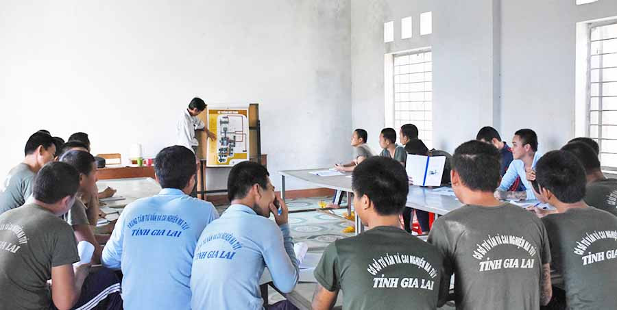  Dạy nghề cho học viên tại cơ sở. Ảnh: H.P