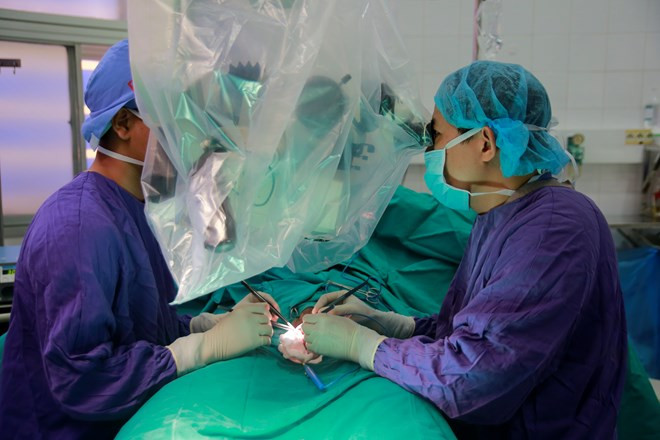 Các bác sỹ Bệnh viện Hữu nghị Việt Đức phẫu thuật cho nam bệnh nhân. (Ảnh: PV/Vietnam+)