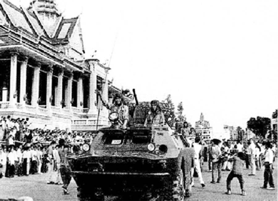 Quân Tình nguyện Việt Nam rút quân về nước, đi qua Hoàng cung ở thủ đô Phnôm Pênh, Vương quốc Campuchia (ảnh tư liệu). Quân Tình nguyện Việt Nam rút quân về nước, đi qua Hoàng cung ở thủ đô Phnôm Pênh, Vương quốc Campuchia (ảnh tư liệu).