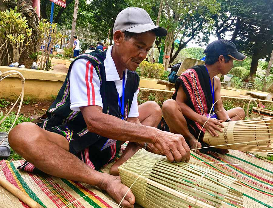 Nghệ nhân trình diễn nghệ thuật đan lát. Ảnh: Mai Ka