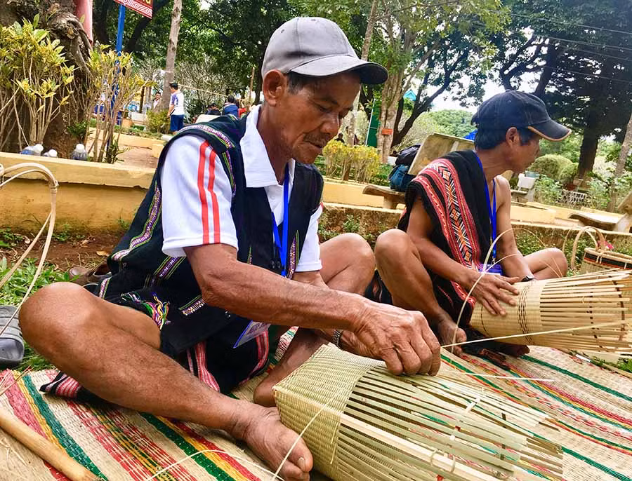 Nghệ nhân trình diễn nghệ thuật đan lát. Ảnh: Mai Ka