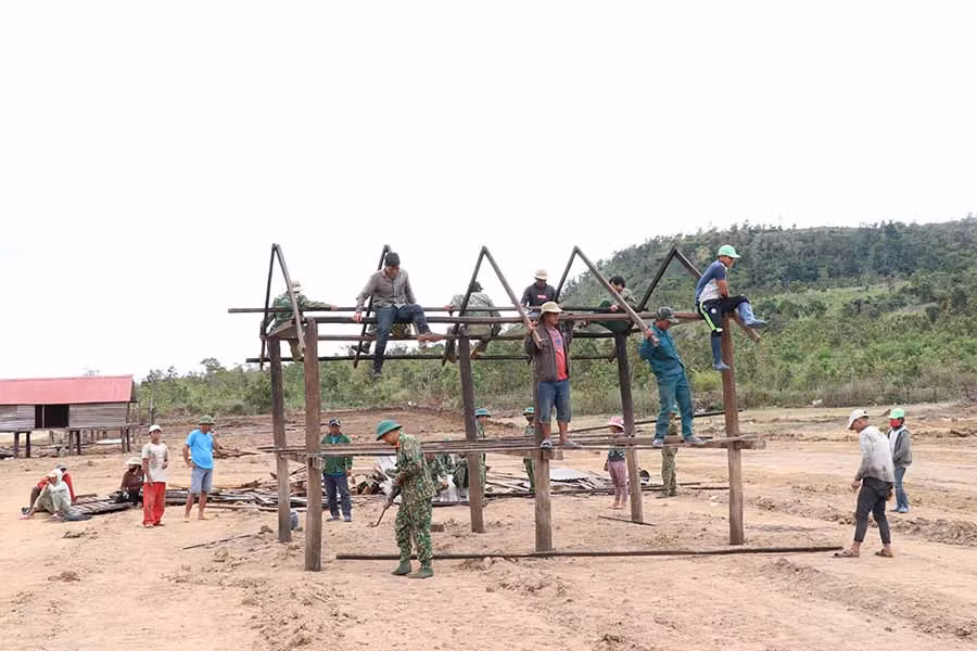  Cán bộ, chiến sĩ Bộ Chỉ huy Quân sự tỉnh giúp người dân dựng nhà tại làng mới. Ảnh: N.T