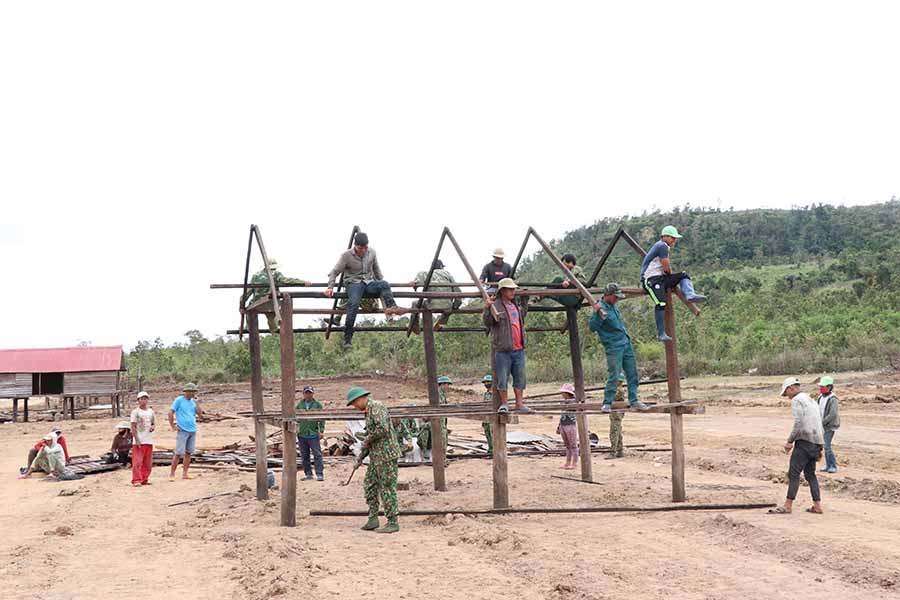 Cán bộ, chiến sĩ Bộ Chỉ huy Quân sự tỉnh giúp người dân dựng nhà tại làng mới. Ảnh: N.T  Cán bộ, chiến sĩ Bộ Chỉ huy Quân sự tỉnh giúp người dân dựng nhà tại làng mới. Ảnh: N.T