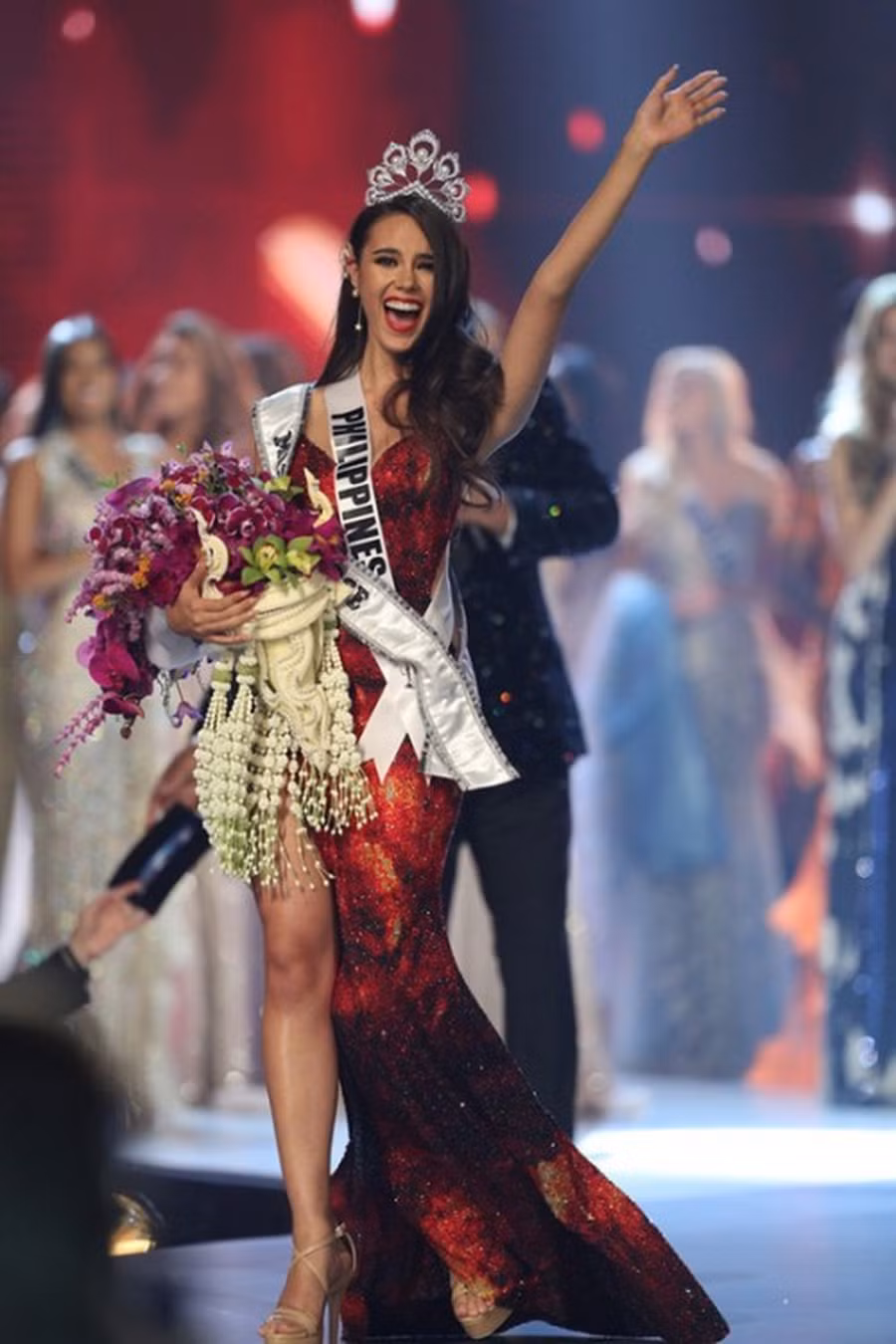  Catriona Gray sinh năm 1994, mang hai dòng máu Philippines và Australia, sở hữu chiều cao 1m78.