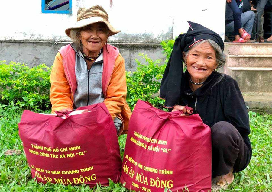 Niềm vui của các cụ già khi nhận được quà tặng