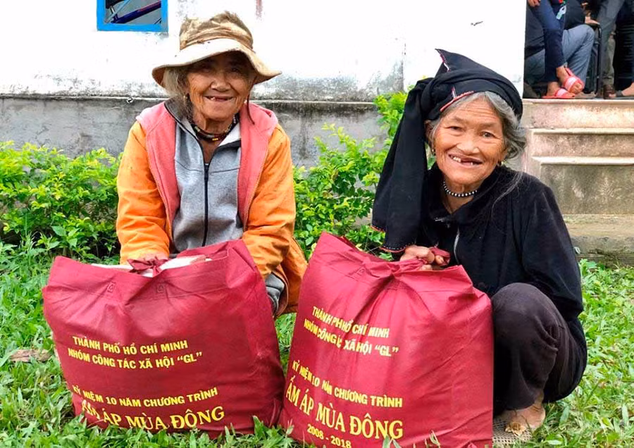 Niềm vui của các cụ già khi nhận được quà tặng