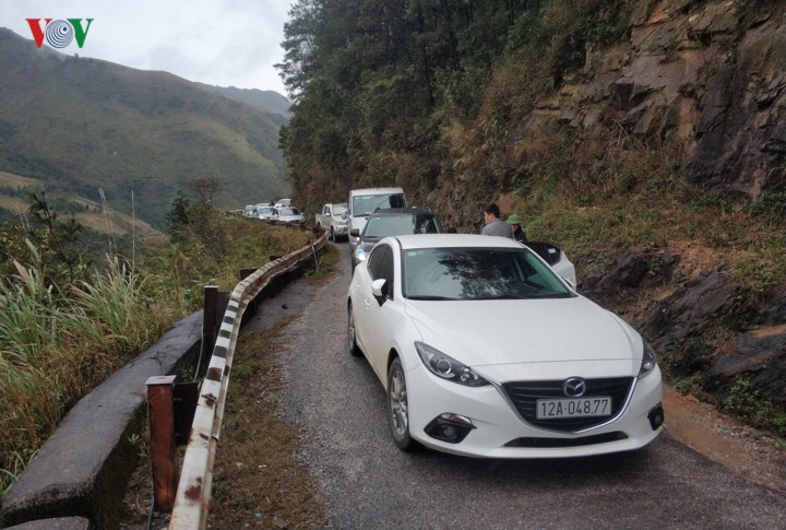 Từng đoàn xe nối hàng dài cả cây số trên đường lên đỉnh Mẫu Sơn. Theo ước tính, hiện nay đã có khoảng 700 lượt khách du lịch lên núi Mẫu Sơn để ngắm băng tuyết.