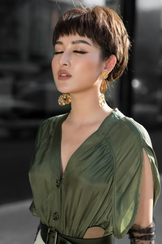 Tuy nhiên, cũng có nhiều ý kiến cho rằng, gu ăn mặc của Huyền My quá an toàn và đóng khung trong một phong cách.