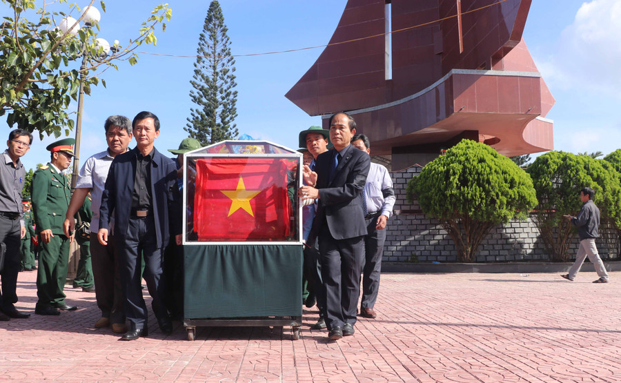 Các đồng chí lãnh đạo tỉnh tiễn đưa hài cốt liệt sĩ về an táng tại Nghĩa trang Liệt sĩ thị xã An Khê. Ảnh: Ngọc Minh.