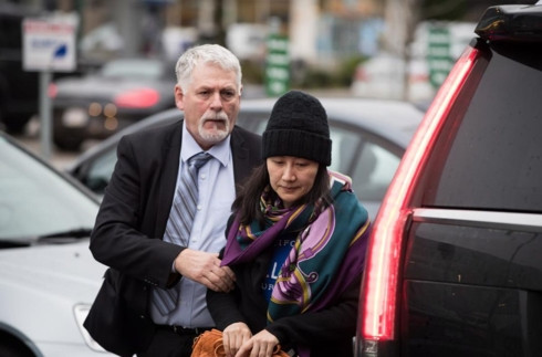 Bà Mạnh Vãn Chu (phải) được tại ngoại sau khi nộp 7,5 triệu USD tiền bảo lãnh. Ảnh: Toronto Star Bà Mạnh Vãn Chu (phải) được tại ngoại sau khi nộp 7,5 triệu USD tiền bảo lãnh. Ảnh: Toronto Star