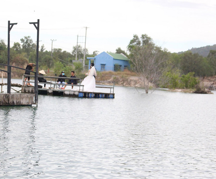 Những cặp đôi đến đây chụp ảnh cưới 