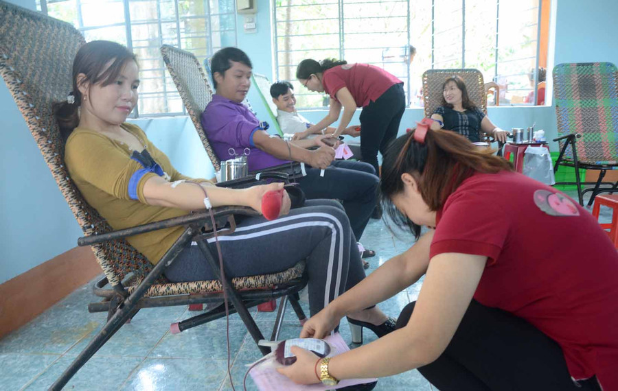 Đông đảo cán bộ, viên chức, đoàn viên thanh niên và lực lượng vũ trang tham gia hiến máu. Ảnh: Đức Phương