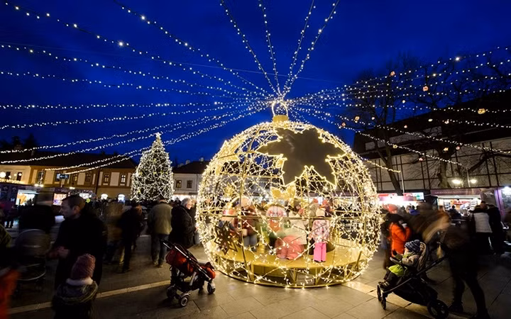 Quảng trường Dobo tại Eger, Hungary được trang hoàng lộng lẫy để chào đón du khách. Ảnh: EPA-EFE
