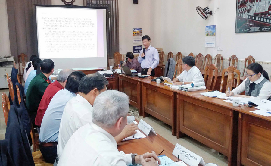 Tiến sĩ Đào Huy Khuê (đứng) trình bày tóm tắt đề tài. Ảnh: Như Nguyện Tiến sĩ Đào Huy Khuê (đứng) trình bày tóm tắt đề tài. Ảnh: Như Nguyện