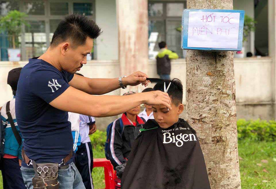 Cắt tóc miễn phí cho các em học sinh