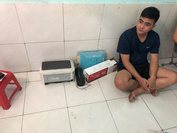 Một đối tượng cùng tang vật tại cơ quan công an  Một đối tượng cùng tang vật tại cơ quan công an