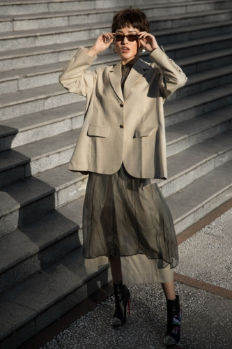 Từ một nàng hậu được cho là an toàn với mái tóc dài nữ tính, Huyền My gây sốc khi xuất hiện cùng tạo hình tóc tém sắc lạnh và ấn tượng.