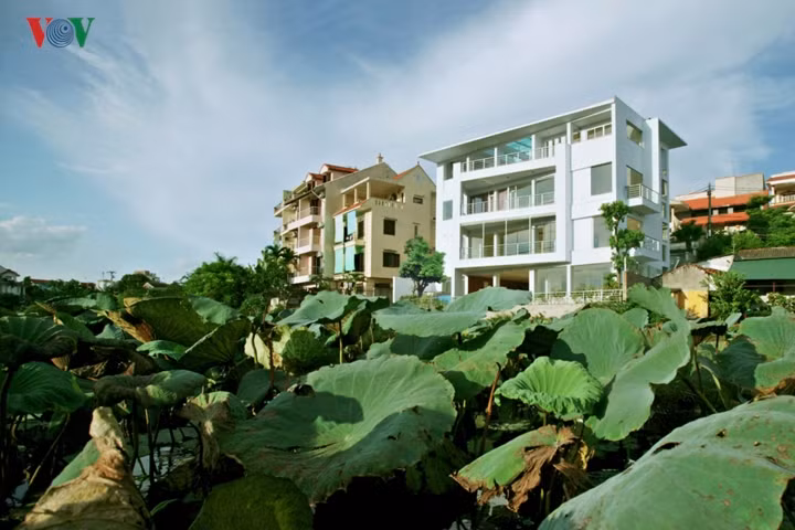 Góc công trình nhìn từ phía đầm sen hồ Tây.