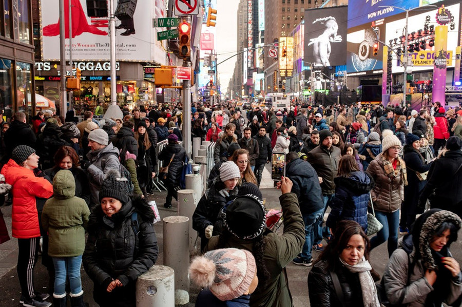 Như thường lệ, Quảng trường Thời đại trở nên vô cùng nhộn nhịp và đông đúc trong những ngày cuối năm. Nhiều người có mặt New York dịp này để tận mắt chứng kiến cảnh quả cầu pha lê khổng lồ được thả xuống vào thời khắc giao thừa ở quảng trường nổi tiếng. Ảnh: New York Times.