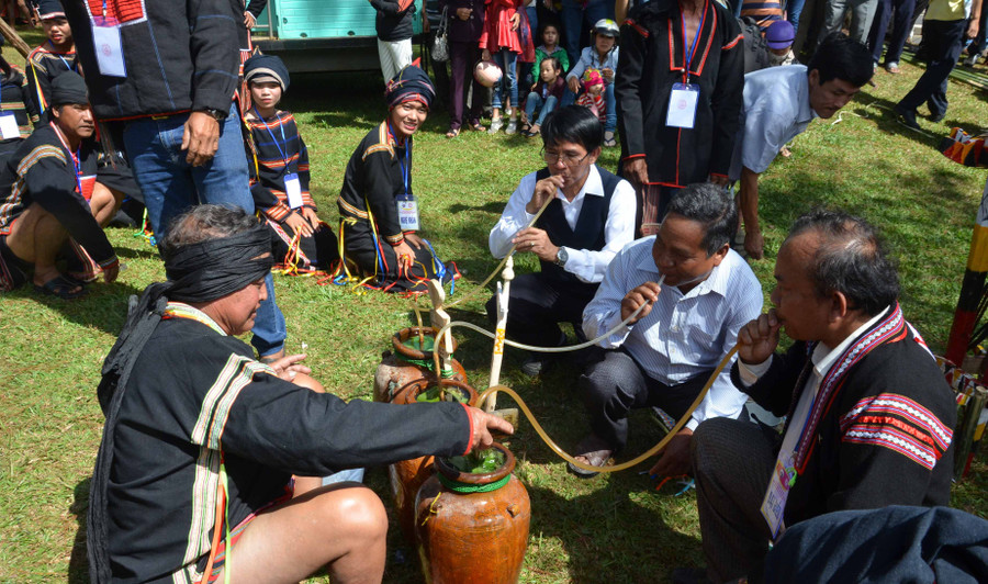 Theo truyền thống, các vị khách quý sẽ được mời uống lượt rượu đầu tiên của các ghè rượu cúng tế. Ảnh: Phương Linh