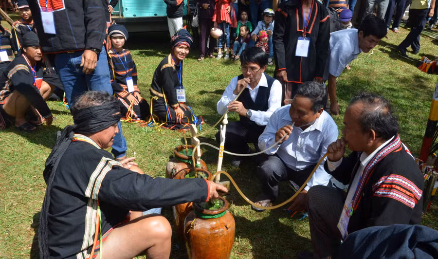 Theo truyền thống, các vị khách quý sẽ được mời uống lượt rượu đầu tiên của các ghè rượu cúng tế. Ảnh: Phương Linh