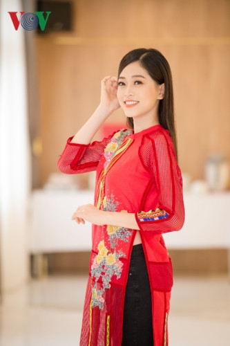 Những họa tiết hoa văn thổ cẩm được làm khéo léo trên thân áo và tay áo . Những họa tiết hoa văn thổ cẩm được làm khéo léo trên thân áo và tay áo .