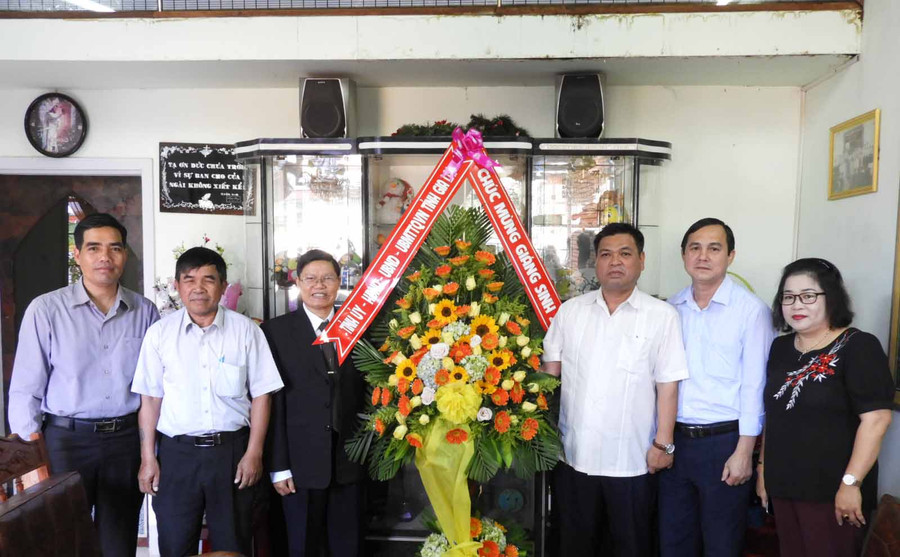Đoàn công tác của tỉnh Gia Lai thăm, chúc mừng Giáng sinh tại Ban Đại diện Tin lành tỉnh Gia Lai. Ảnh: Thanh Nhật Đoàn công tác của tỉnh Gia Lai thăm, chúc mừng Giáng sinh tại Ban Đại diện Tin lành tỉnh Gia Lai .Ảnh: Thanh Nhật