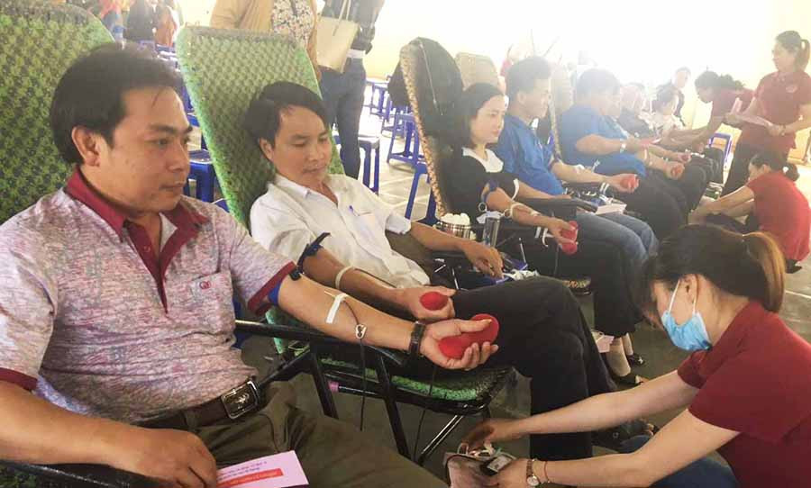  Đông đảo cán bộ, viên chức, người dân tham gia hiến máu cứu người. Ảnh: H.N