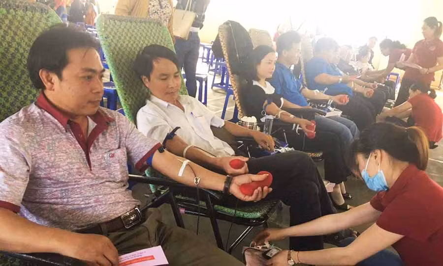  Đông đảo cán bộ, viên chức, người dân tham gia hiến máu cứu người. Ảnh: H.N