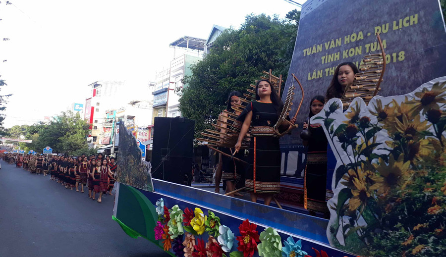 Gần 700 nghệ nhân tham gia trình diễn. Ảnh: Nguyễn Tú