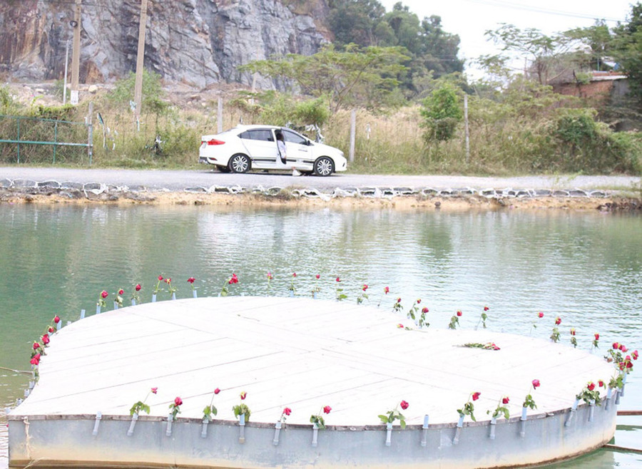  Những ván gỗ được ghép thành hình trái tim tạo nên góc ảnh đẹp 