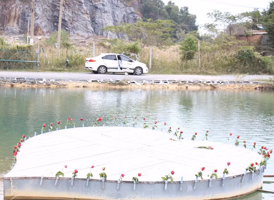  Những ván gỗ được ghép thành hình trái tim tạo nên góc ảnh đẹp 