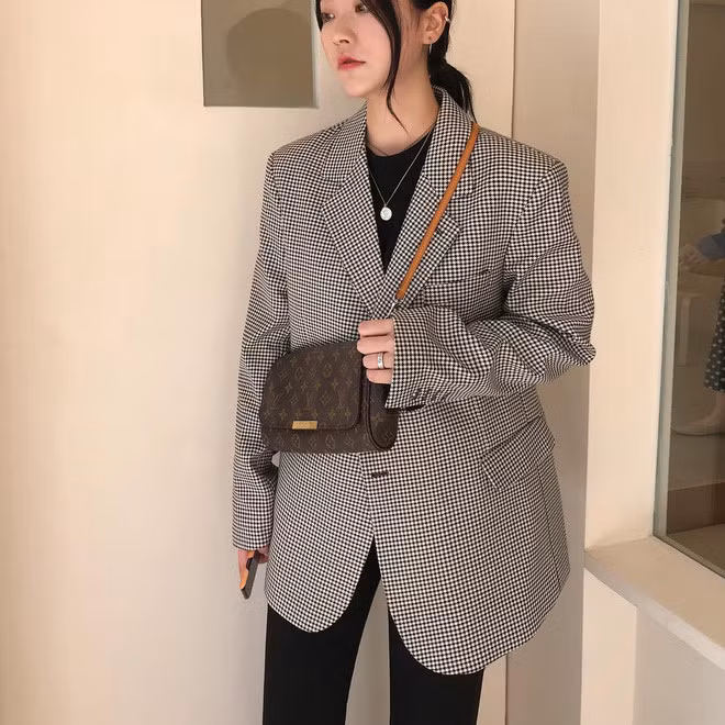  Vài năm gần đây, tinh thần nữ quyền được các nhà mốt lăng xê thông qua những thiết kế lấy cảm hứng từ trang phục nam giới (menswear). Mẫu áo khoác với phần vai nam tính chính là xu hướng nổi bật nhất năm 2018.